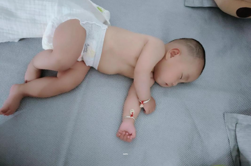 揭阳宝宝胳膊上起红疙瘩